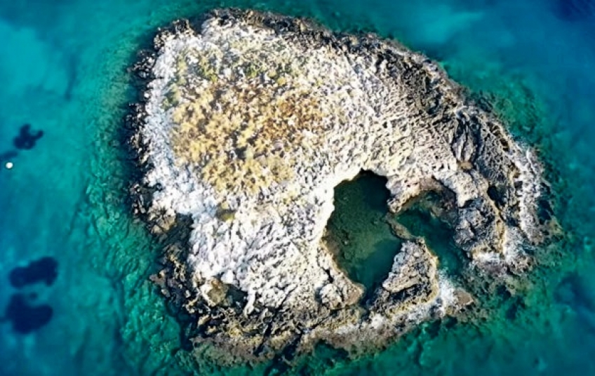 Ένα άγνωστο διαμαντάκι της Αττικής με φυσική πισίνα που πας κολυμπώντας [video]